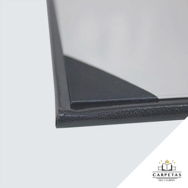 Detalle de portadiploma con cuatro esquineros