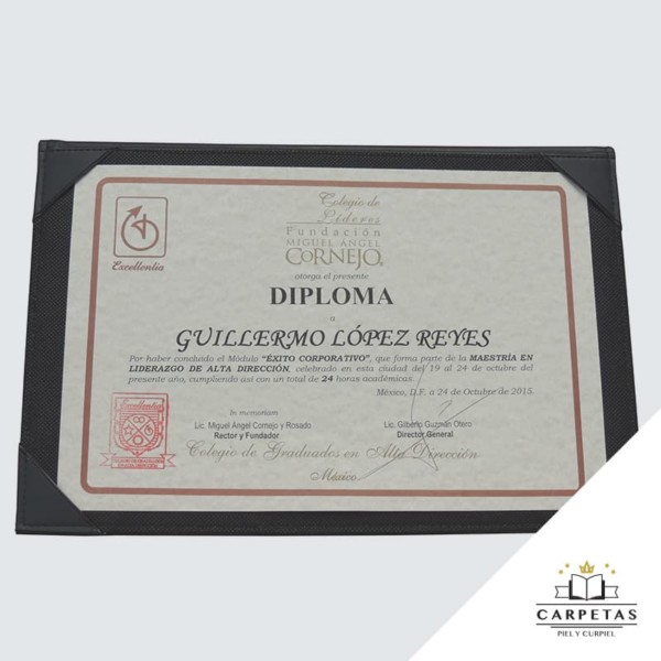 porta diploma con cuatro esquineros en el interior oficio3